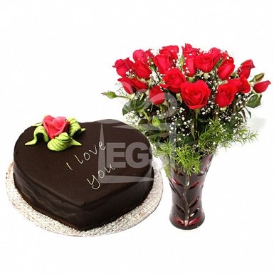 2lbs Heart Shaped Cake from Pearl Continental Hotel with Red Roses delivery to Pakistan